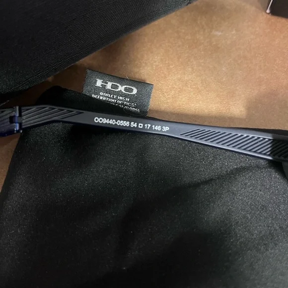 NWT authentic Oakley Clifden - Picture 8 of 9